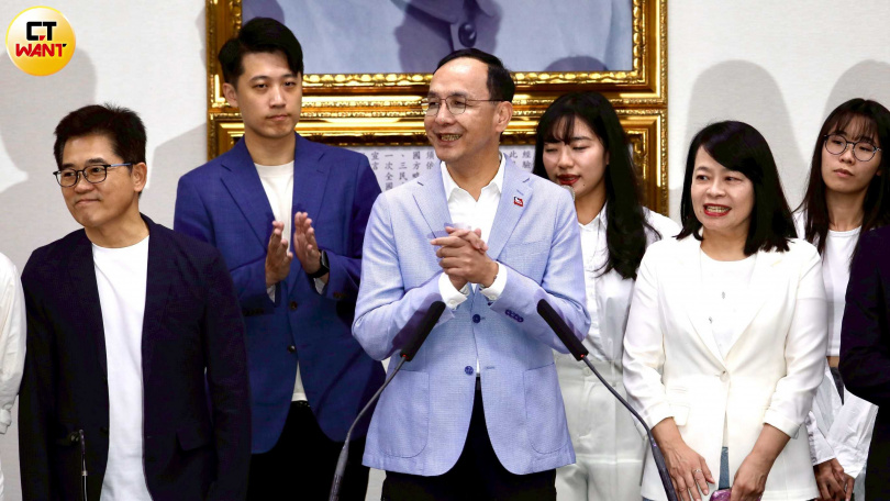 國民黨黨主席朱立倫（中）也恭賀鄭麗文當選黨主席。（圖／方萬民攝）