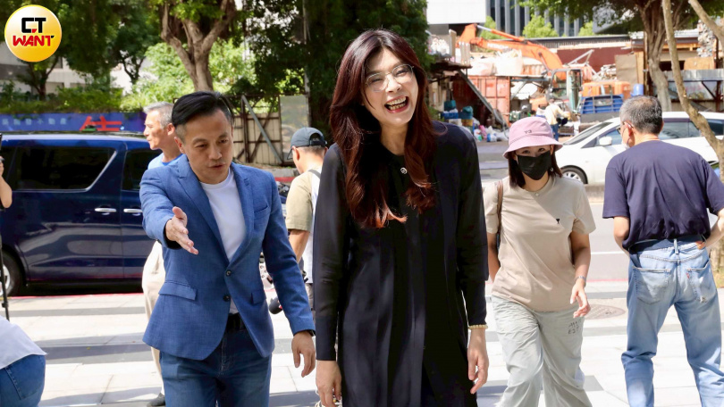 國民黨主席改選開票告一段落，前立委鄭麗文（中）票數穩定領先，幾乎篤定當選。（圖／方萬民攝）