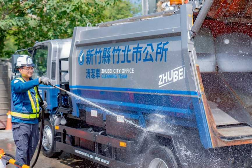 竹北市公所清潔車配色與一般黃色基底很不一樣。(圖/翻攝自竹北市公所媒體群組)