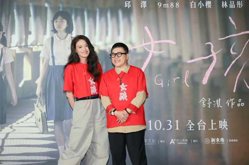 監製葉如芬(右)透露舒淇在執導《女孩》時拍得很真、也拍得很痛,但最後拍出了療癒感。(圖/甲上娛樂提供)