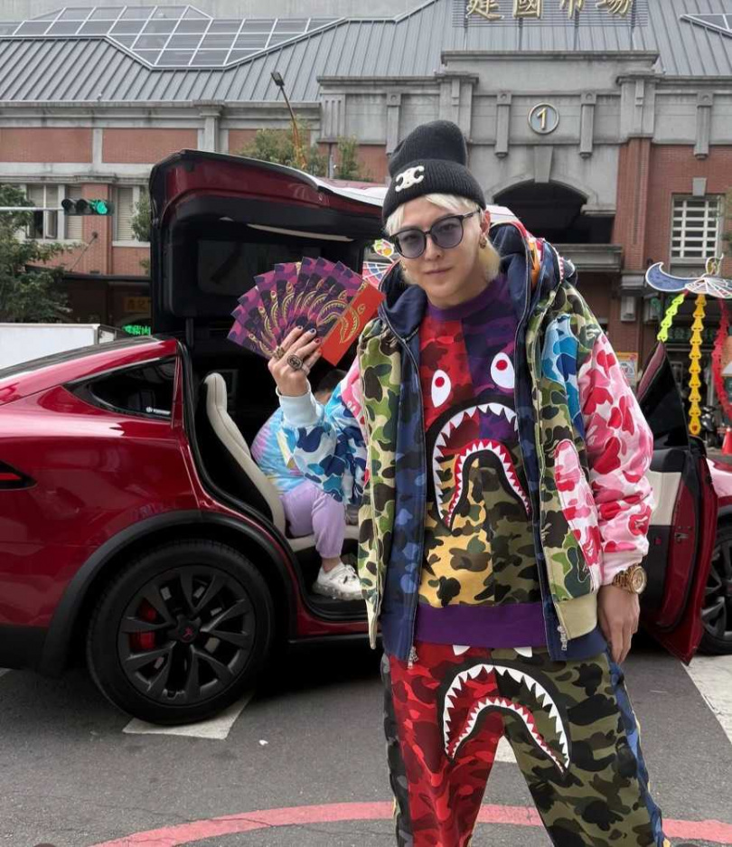 沈娜娜與小哥哥艾里合作拍攝影片時默契十足。（圖／沈娜娜提供）