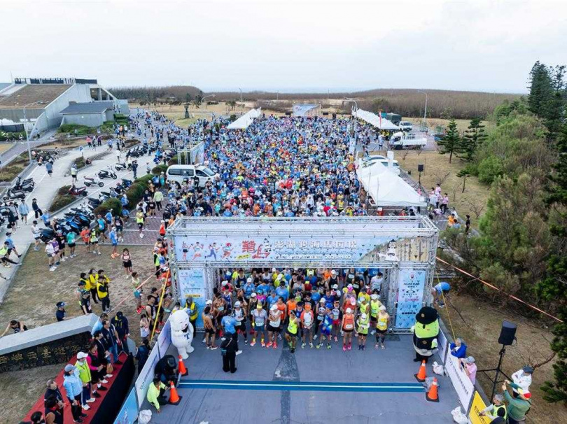 「2025菊島澎湖跨海馬拉松」活動，2日清晨於西嶼西台登場。（圖／澎管處提供／中國時報許逸民澎湖傳真）