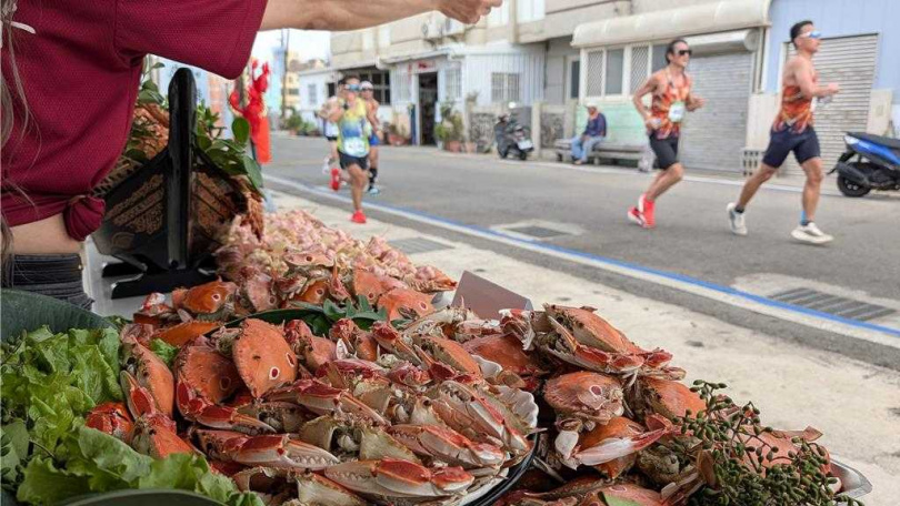 「菊島澎湖跨海馬拉松」，今年把痛風海鮮默默改移到第3站補給站後，大部分跑者都直接略過，不若往年受歡迎。（圖／中國時報許逸民攝）
