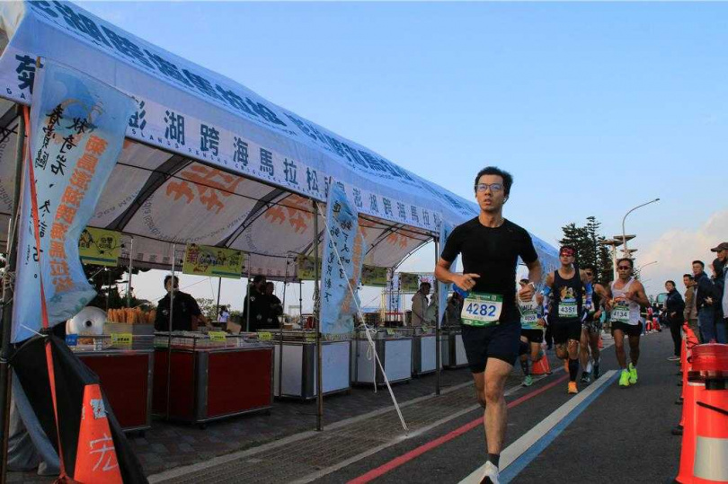 邁入第8屆的「菊島澎湖跨海馬拉松」，原本是痛風海鮮的首站，今年改成複製馬公文康早餐街形式，讓跑者無視，少人停留駐足。（圖／中國時報許逸民攝）