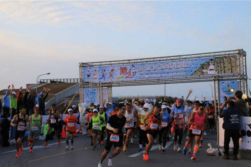 「2025菊島澎湖跨海馬拉松」活動，2日有3443位跑者參與。（圖／中國時報許逸民攝）