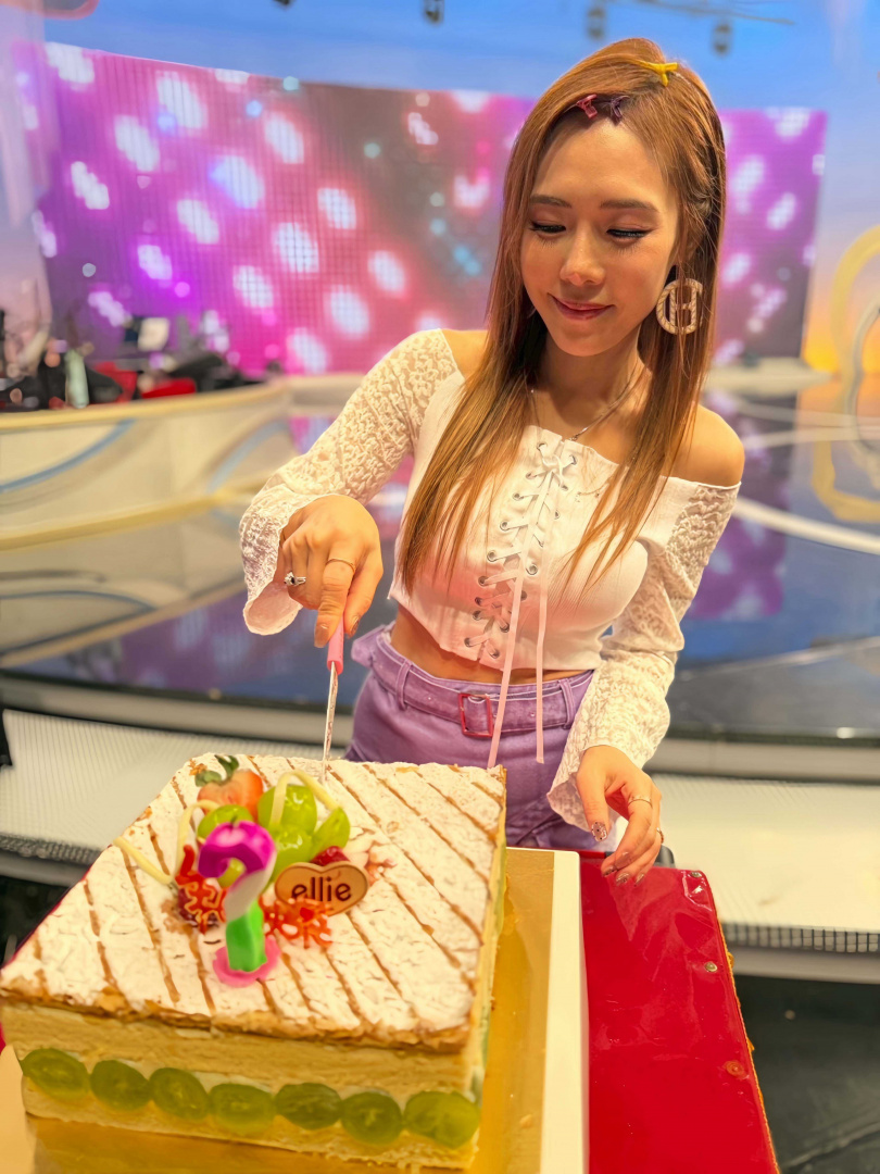 吳申梅許下《綜藝一級棒》收視長紅的生日願望。（圖／喜上梅梢娛樂提供）