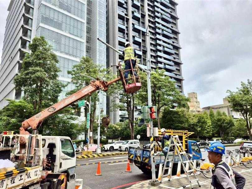 交通局建置完善巡查機制，365天不管颱風天或夜晚，提供24小時搶修服務。（圖／台中市交通局提供）