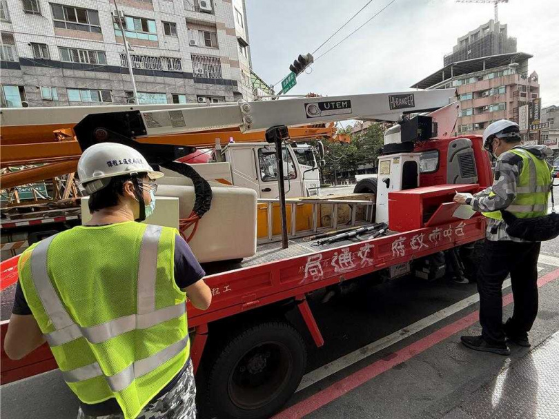 台中市號誌分布密集，日常維護、秒數調整與突發狀況搶修都是交通局的重要任務。（圖／台中市交通局提供）