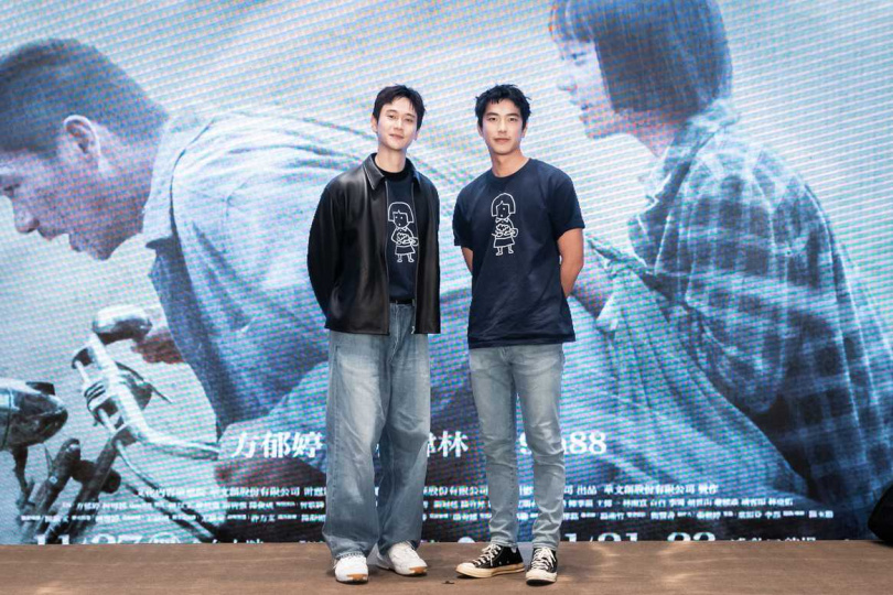 劉冠廷(左)、曾敬驊(右)出席《大濛》首映會,一出場就帥翻全場。(圖/華文創提供)