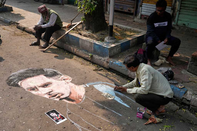 梅西於印度〈GOAT巡迴2025〉中現身科爾卡塔,短暫亮相後被迫退場。(圖/達志/美聯社)