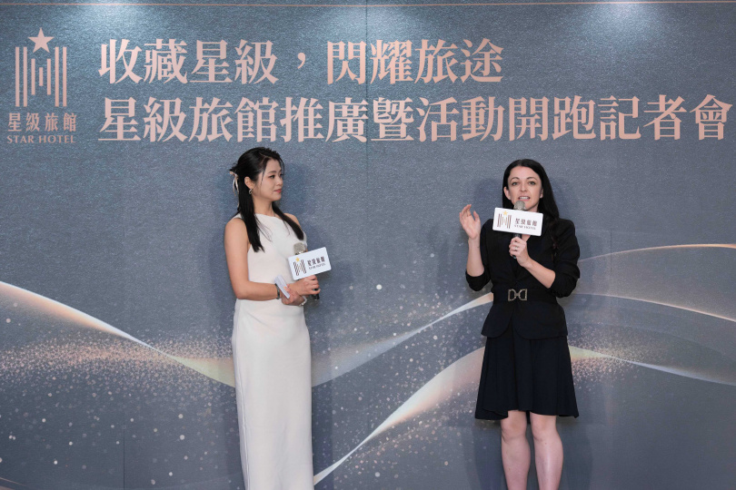 主持人紀怡如與Amy英國奶奶同台互動，以外國旅客視角分享台灣星級旅館的安心住宿體驗。（圖片提供／交通部觀光署）