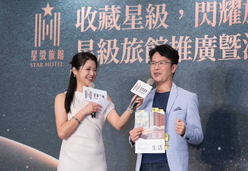旅遊作家溫士凱接受主持人訪談，導讀《星享生活》星級旅館指南。（圖片提供／交通部觀光署）