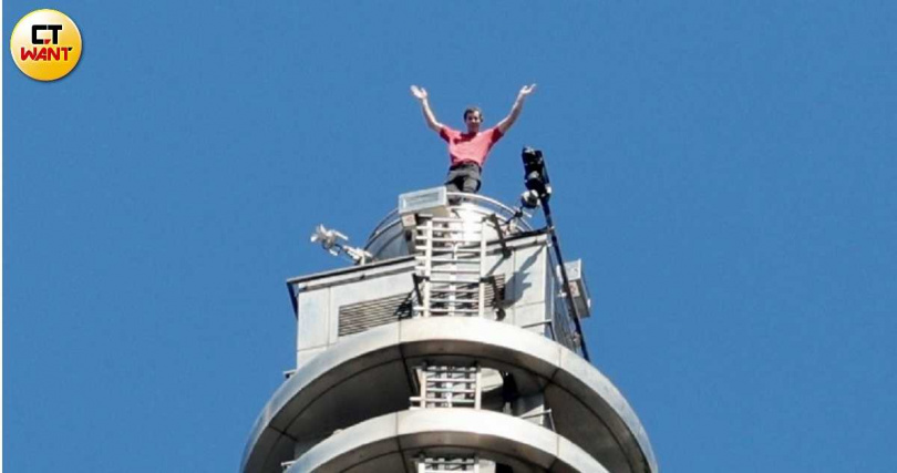 美國攀岩家艾力克斯.霍諾德(Alex Honnold)在25日攀登上台北101頂峰獲得全球關注。(圖/黃耀徵攝)