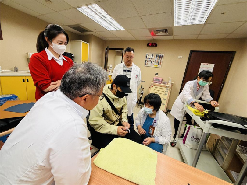 台灣隊長陳傑憲13日赴高雄長庚檢查左手食指的骨折情況。（圖／翻攝畫面）