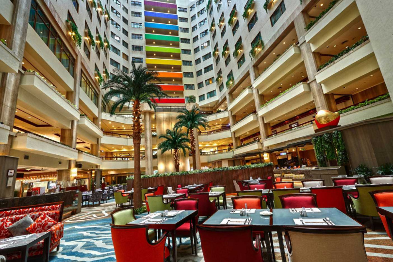 最新消息台北福華將於4月起分階段進行裝修，目前1樓大廳為彩虹座自助餐廳，未來將改為咖啡廳。（圖／台北福華提供）