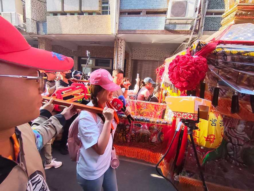 中天主播何織羽參與大甲媽祖遶境體驗扛轎。（圖／中天新聞提供）
