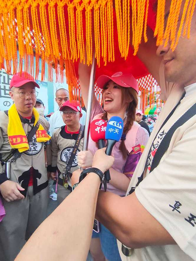 何織羽坦言採訪遶境是非常難得也是極具挑戰的經驗。（圖／中天新聞提供）