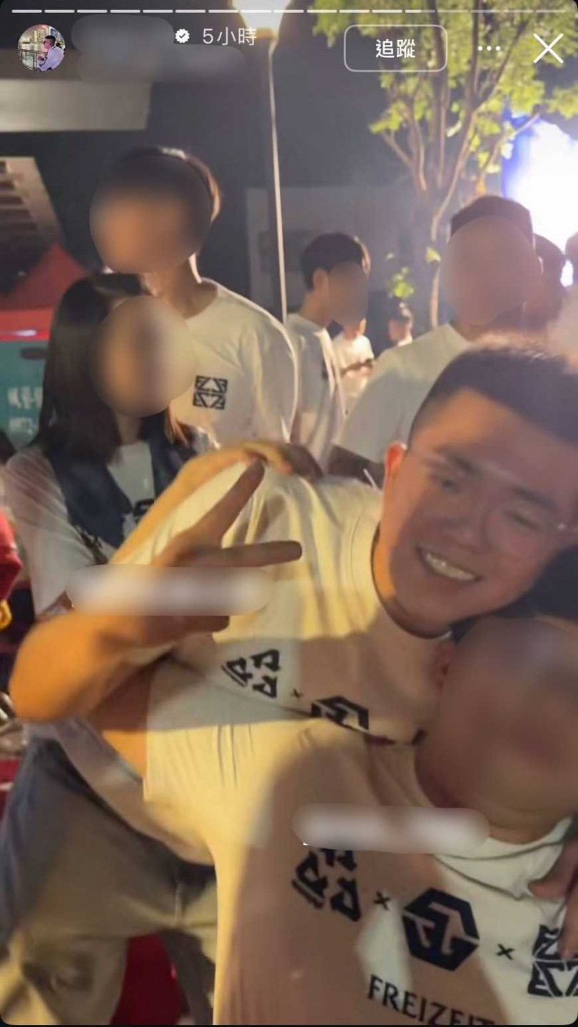 曾蔡美佐被打後，蔡晉財還開心地更新動態，他所穿上衣與行兇的白衣惡煞同款。（圖／翻攝蔡晉財IG）