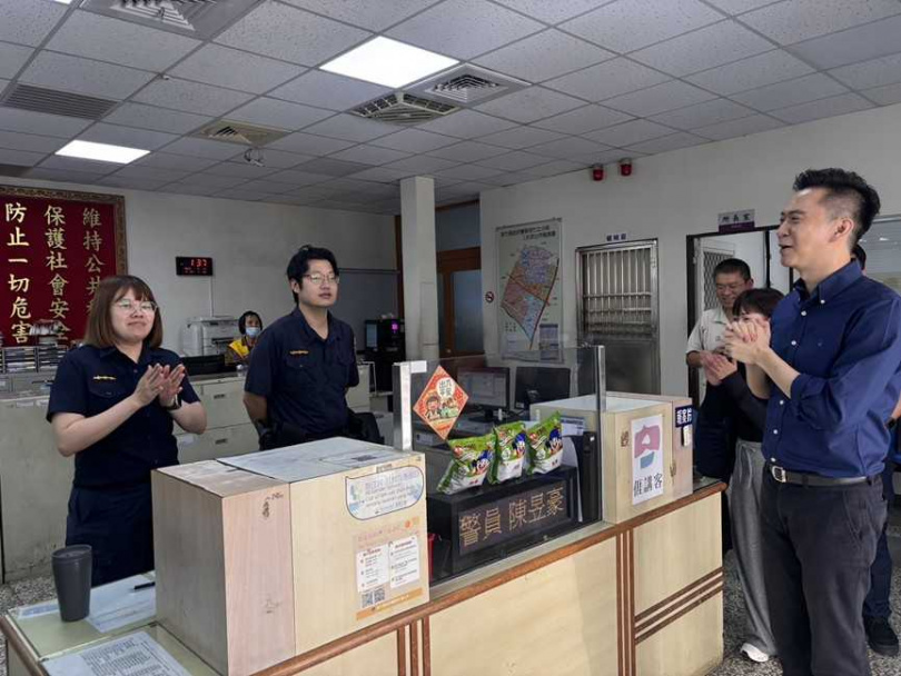 近期新竹縣警局偵破竹北市「星際球場」連續竊案，竹北市長鄭朝方（右）赴分局慰問警員。（圖／翻攝自竹北市公所媒體群組）