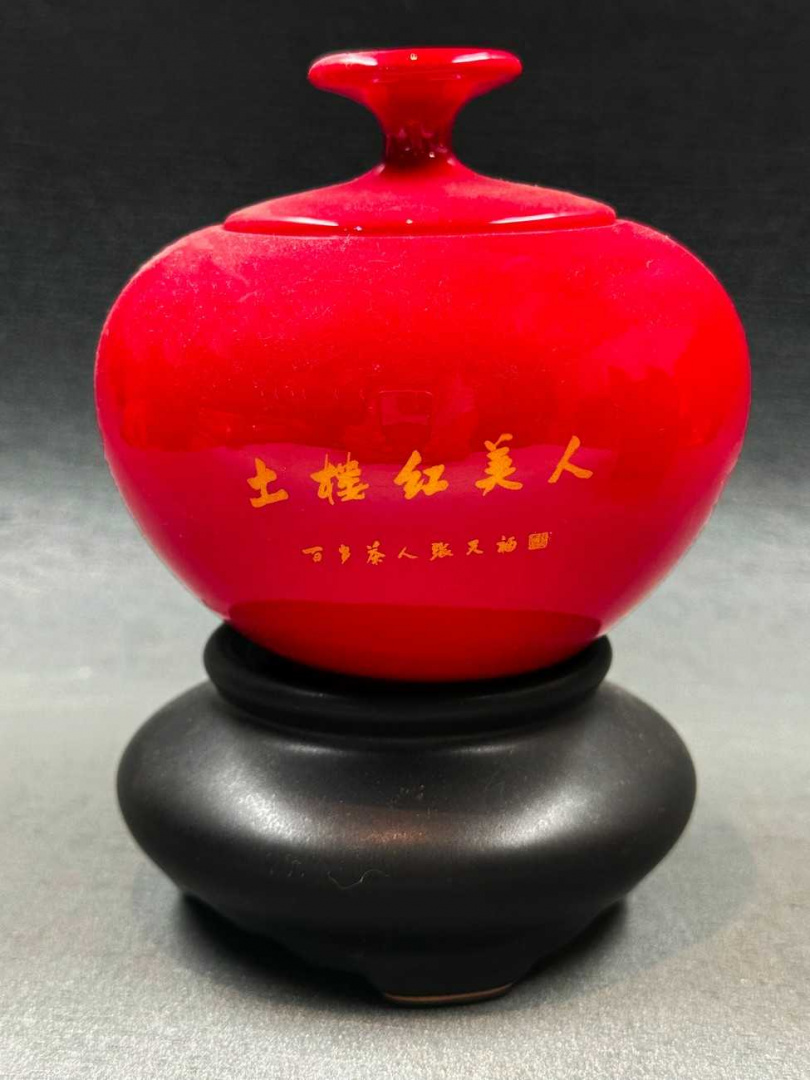 以德化瓷器包裝的土樓紅美人。(圖/吳德亮攝影)