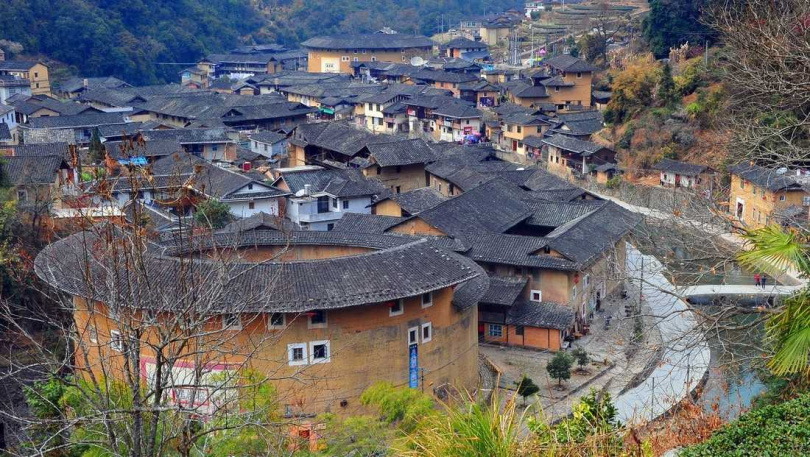 客家圓樓、方樓與圍龍屋密集佇立的南靖塔下村。(圖/吳德亮攝影)