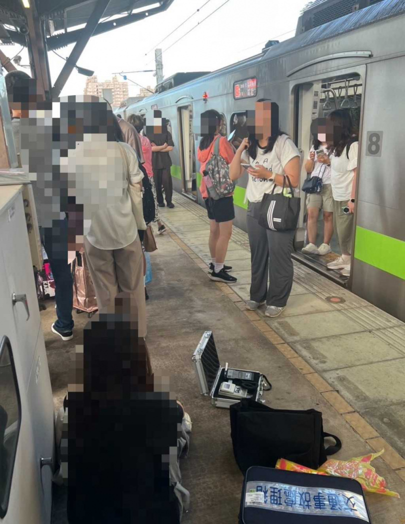 台鐵南樹林站發生旅客侵入軌道事件,晚間又遇電車線遭塑膠袋纏繞,下班尖峰運輸一度大亂。(圖/報系資料照)