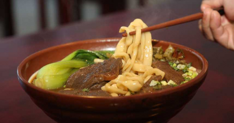 醫師提醒,睡前食用牛肉麵等高鈉、高油脂食物可能會增加身體負擔。(示意圖/翻攝自Pixabay)