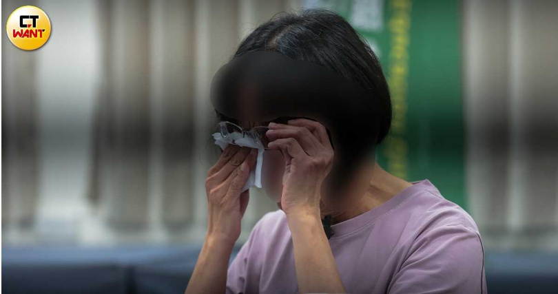 家屬談起與林師的過往點滴時頻頻拭淚。(圖/黃耀徵攝)