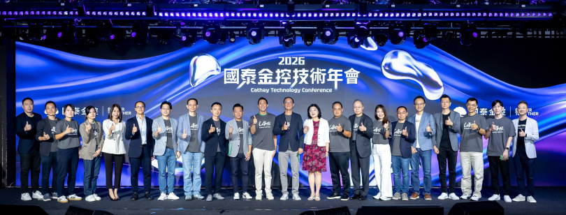 國泰金控今年首度公開以AI Agent打造「數位同事」的創新試驗,實際投入專案進行測試。「數位同事」被賦予特定角色與工作邊界,可自主運用企業知識與工具執行任務,當涉及重要決策、規則確認與例外情境時,則由真人把關判斷與最終決策。從身分權限、企業知識、系統串接、資安監控及稽核軌跡建立完整防線,落實「負責任的AI」。左起:國泰金控副總梁明喬、國泰金控副總劉浩翔。(圖/國泰金控提供)