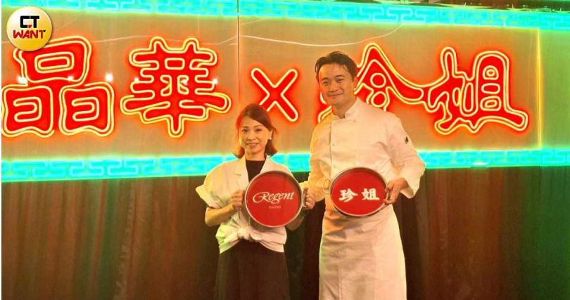 走進台北晶華晶華會長廊即可見香港街景和霓虹燈布置，「珍姐」創辦人Peter(右)團隊一行5人將香港熱鬧的打邊爐文化原汁原味在台呈現。（圖／林榮芳攝）