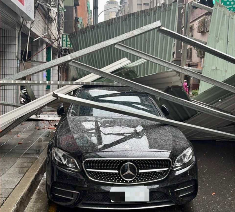 板橋鐵皮屋頂遭吹飛砸中路旁賓士車，所幸未造成人員傷亡。（圖／翻攝畫面）