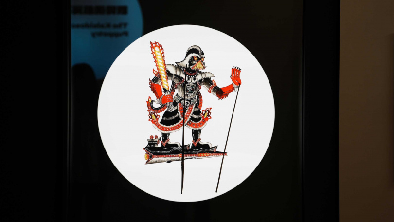 馬來西亞的皮影戲偶「桑卡拉•維達」，將傳統哇揚皮影戲的元素與好萊塢經典電影《星際大戰》之角色相結合。（圖／台博館提供）