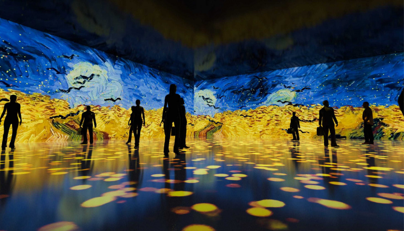 「印象派150週年光影藝術展」利用場地挑高空間，結合AI技術讓畫作動起來。（圖／擷取自翡冷翠文創官網）