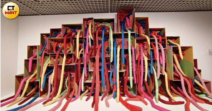 草間彌生以複合媒材於1988-1991年創作的《永劫回歸》。（圖／魏妤靜攝）