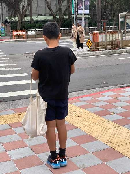 男童在不到10度的街頭穿夏天服裝。(圖/翻攝自爆費公社)