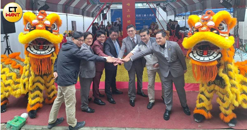 北都建設因有住宅消保會全案監督獲得地主信任,「北都御峰」開工動土,地主與建商、營造商和住保會等團隊合影。(圖/林榮芳攝)