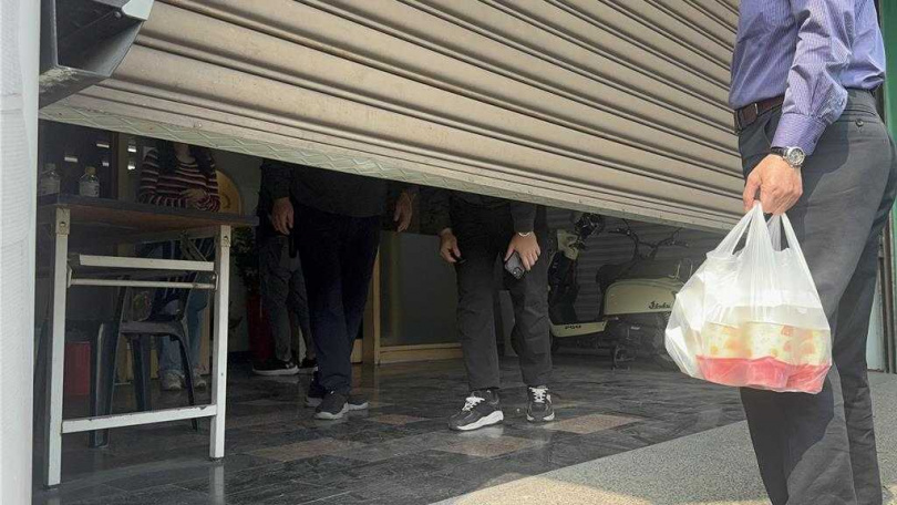 有民眾提著早餐前來稱要來關心。（圖／中國時報洪靖宜）