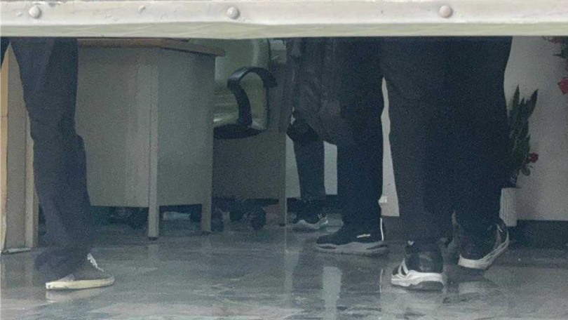 林岱樺大寮服務處有多名檢調人員搜索。（圖／中國時報洪靖宜）