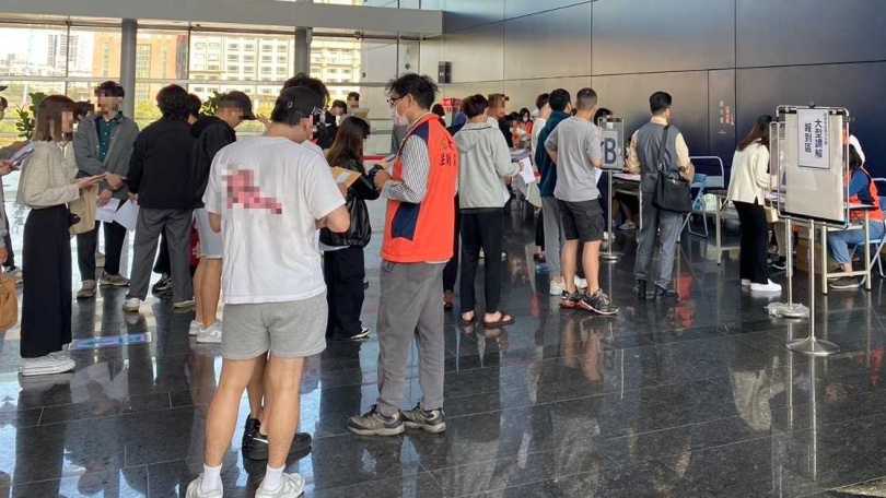 本刊去年踢爆去年中部一間3C店涉嫌以做業績賺獎金，雖然聲稱無卡分期買電腦及手機，卻誘使大學生與融資公司簽約，從中獲取上千萬元不當利益，數百名大學生受害。（圖／台中市法制局提供）