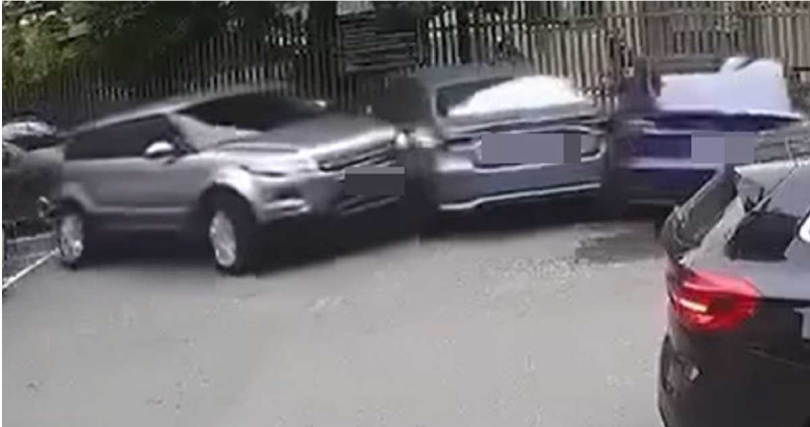 Land Rover車主二度踩油門，撞開沒停在車格內的轎車。（圖／擷取自Facebook／爆料公社）