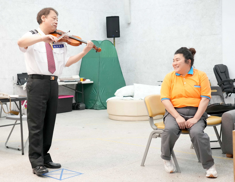 陳希聖(左)劇中腳踏兩條船。(圖/綠光劇團提供)