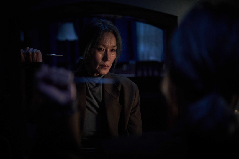 李慧英是韓國影視界的長青樹，曾主演洪常秀執導的《在你面前》，年過60的她突破以往形象化身冷血無情的傳奇殺手。（圖／鴻聯國際提供）