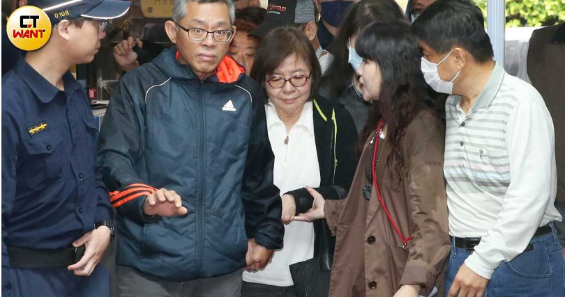 國民黨台北市黨部主委黃呂錦茹（中）被控操盤罷免綠營立委案涉犯「死亡連署」偽造文書案，如今身陷牢獄，學者憂心此舉恐令被罷免者更恣意妄為。（圖／趙世勳攝）&nbsp;