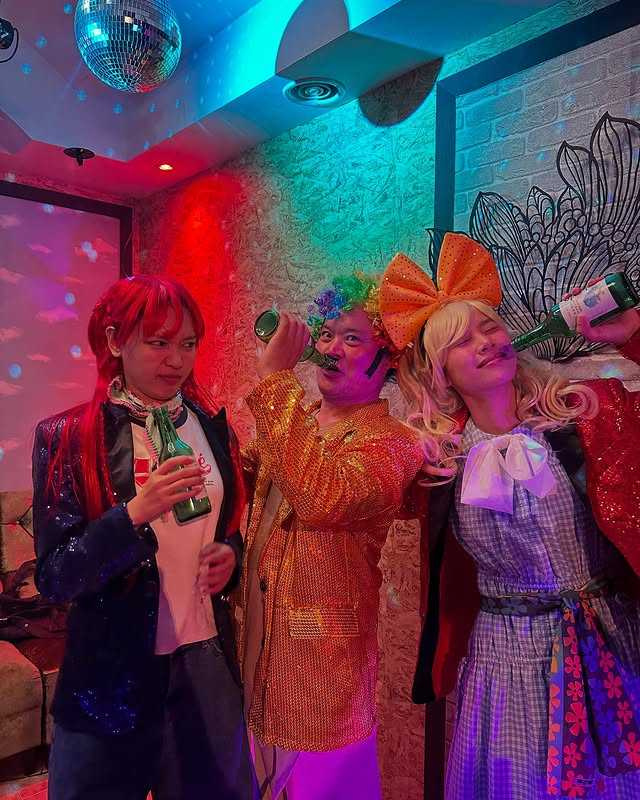 秀英（左）在《拜託戒酒吧》飾演出身於酒鬼世家，被稱為「比男人還會喝的女人」的汽車維修師。（圖／取自秀英IG）