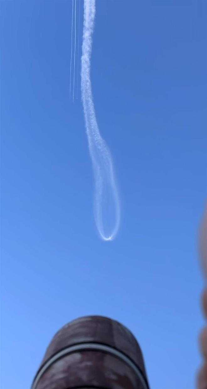 西安民眾拍到不明飛行物拖出長長尾跡，形成蝌蚪狀夢幻天象。（圖／翻攝自微博）