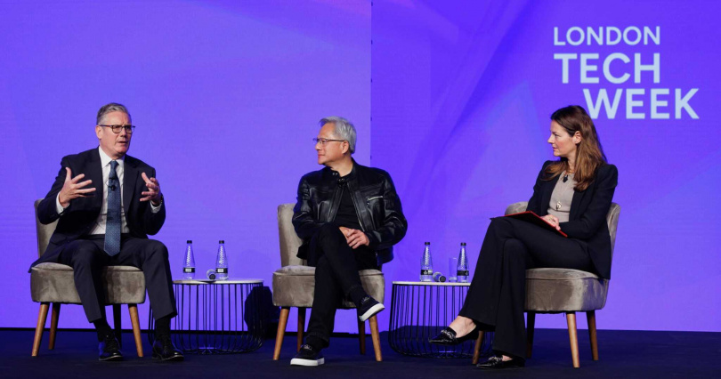 英國首相Keir Starmer與輝達執行長黃仁勳對談。（圖／取自輝達臉書）