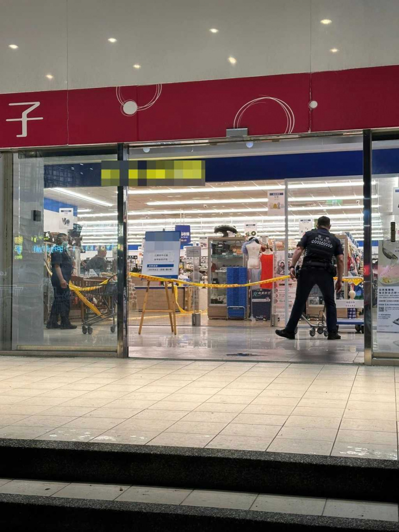 吳男持武士刀街頭亂揮,衝入賣場驚嚇民眾,警方追捕壓制時疑槍枝走火,命危送醫。(圖/翻攝自台南式 Tainan Style臉書)