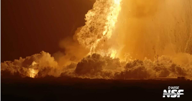 爆炸發生後，現場瞬間陷入一片火海。（圖／YT／NASASpaceflight）