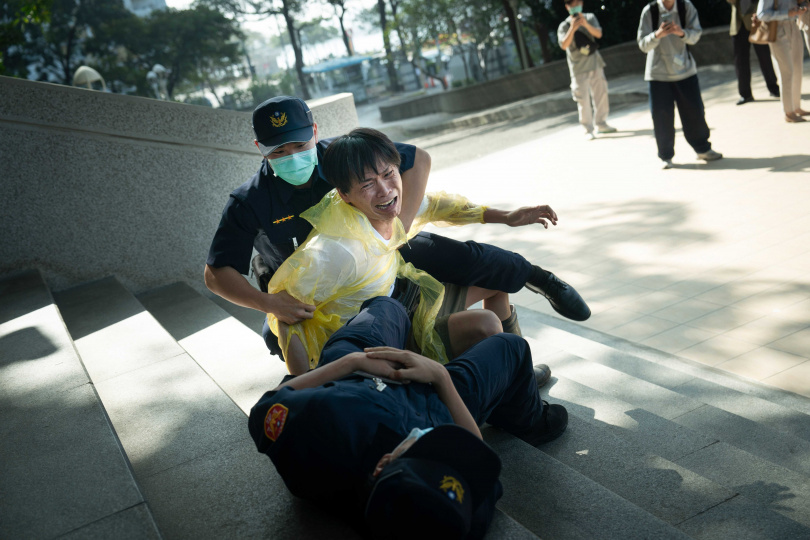 黃鐙輝飾演的羅自強思覺失調病發。(圖/ CATCHPLAY+、公視、大慕可可)