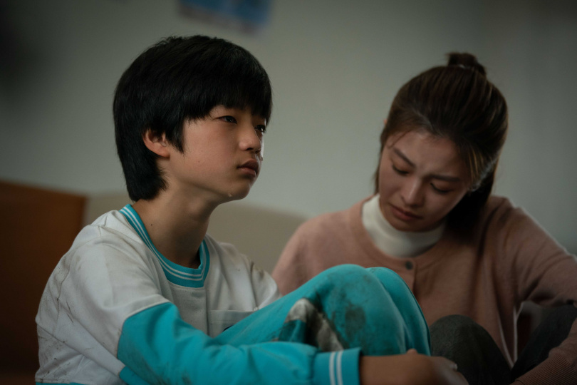白潤音飾演的羅譽飾演加害者家屬在學校遭遇霸凌。(圖/ CATCHPLAY+、公視、大慕可可)